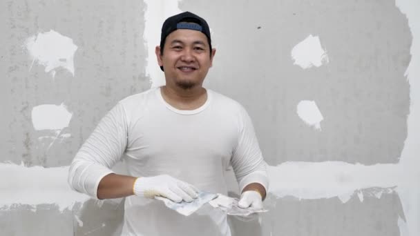 Happy Asian Craftsmen Smiling Camera Doing Plasterwork Wall Painting Preparation — Stock Video