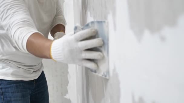 Voorbereiding Van Pleisterwerk Muurschilderingen Aziatische Man Aanbrengen Gips Vullen Gipsplaten — Stockvideo