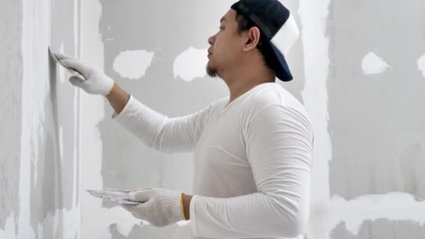 Preparação Gesso Pintura Parede Asiático Macho Aplicando Gesso Remendo Drywall — Vídeo de Stock
