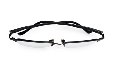 Siyah çerçeveli yarı yuvarlak gözlük, beyaz üzerine izole edilmiş.