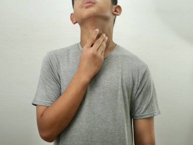 Adam boğazına dokunuyor, histerik hissediyor, ramazan orucu tutuyor, sıcak hava dalgası konseptinden muzdarip.