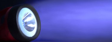 Kırmızı fener, yakın plan, koyu mavi arkaplan altında ışık huzmesi ile 