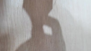 Boyacı ahşap vernik uyguluyor, fırça hareketini kapatıyor