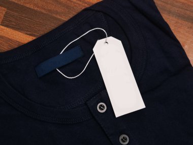 Siyah Henley gömlekte boş beyaz etiket şablonu, giyim etiketi