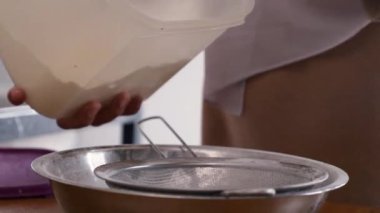 Mutfakta yemek pişirmek. Baharatlı tavuk ya da ekmek pişirmek için un toplayan Asyalı Müslüman kadın.