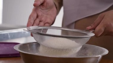Mutfakta yemek pişirmek. Baharatlı tavuk ya da ekmek pişirmek için un toplayan Asyalı Müslüman kadın.