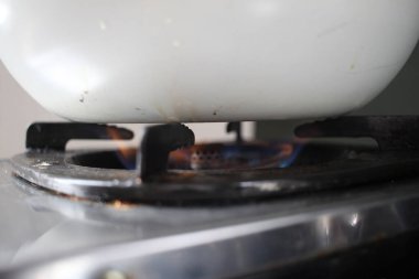 Ev mutfağındaki ocağı kapat, ısı ısısı, pişirme süreci.