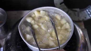 Haşlanmış patates, sıcak malzemeler.