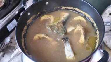 Körili balık, gulai ya da pindang ikan gübresi pişiriyorum. Lezzetli Asya yemeği. Kazanda kaynıyor.