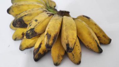 Olgun ve sarı büyük saba muz ya da muz pişirmek. Beyazlar üzerinde izole kes