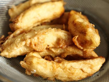 Kızarmış muzlu börek ya da pisang goreng. Endonezya ya da genel olarak Güneydoğu Asya 'da muz yeme şekli, taze pişmiş.