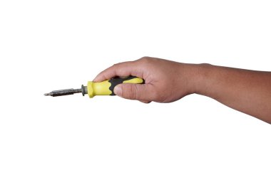 Tornavida tutan bir erkek, beyaz üzerinde izole edilmiş.