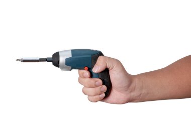 Elinde elektrikli tornavida tutan bir erkek, beyazdan izole edilmiş.