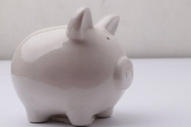 Beyaz arkaplan üzerinde domuz kumbarası yakın plan yatırım konsepti