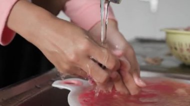 Endonezyalı Müslüman kadın kızıyla mutfakta yemek hazırlıyor, geleneksel otantik Asya yemekleri pişiriyor, doğal ışık.