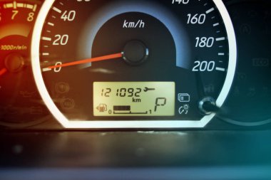Motor bakım servisinin zaman çizelgesini gösteren anahtar işaretli otomobil göstergesi 