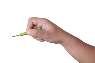 Tornavida tutan bir erkek, beyaz üzerinde izole edilmiş.