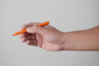 Gri arkaplanda erkek el yazısı var.