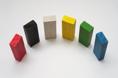 Eşitlik, çeşitlilik, kapsama konsepti. Çok renkli ahşap blok beyaz arkaplanda yan yana duruyor