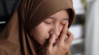 Genç Asyalı Müslüman kız ağlıyor, üzgün yalnız yüz ifadesi.