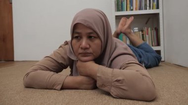 Üzgün, yalnız, Asyalı Müslüman kadın boş boş düşünüyor, hayal kırıklığı içinde, depresif biri.