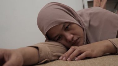 Üzgün, yalnız, Asyalı Müslüman kadın boş boş düşünüyor, hayal kırıklığı içinde, depresif biri.