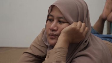 Üzgün, yalnız, Asyalı Müslüman kadın boş boş düşünüyor, hayal kırıklığı içinde, depresif biri.