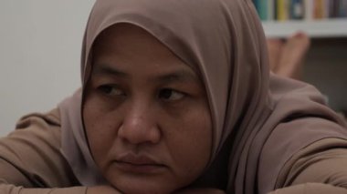 Üzgün, yalnız, Asyalı Müslüman kadın boş boş düşünüyor, hayal kırıklığı içinde, depresif biri.