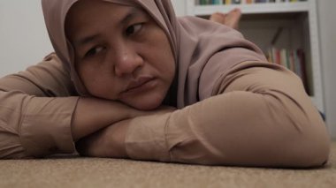 Üzgün, yalnız, Asyalı Müslüman kadın boş boş düşünüyor, hayal kırıklığı içinde, depresif biri.