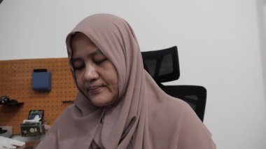 Asyalı Müslüman kadın sinirli yüz ifadesi sergiliyor. Mutsuz jest, yakın plan portre