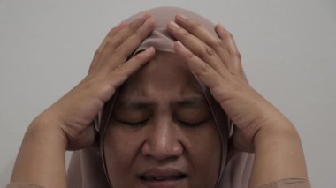 Üzgün Asyalı Müslüman kadın acı ve pişmanlık içinde ağlıyor, kötü haber duyma ya da çatışma kurbanı olma kavramı