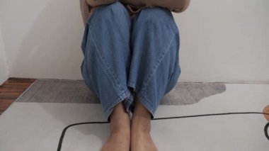 Üzgün Asyalı Müslüman kadın acı ve pişmanlık içinde ağlıyor, kötü haber duyma ya da çatışma kurbanı olma kavramı