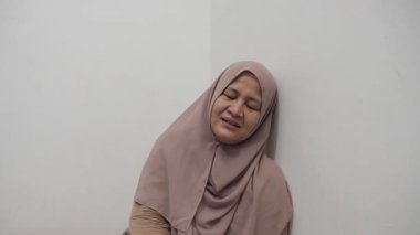 Üzgün Asyalı Müslüman kadın acı ve pişmanlık içinde ağlıyor, kötü haber duyma ya da çatışma kurbanı olma kavramı