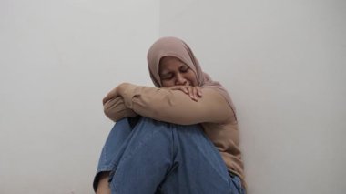 Üzgün Asyalı Müslüman kadın acı ve pişmanlık içinde ağlıyor, kötü haber duyma ya da çatışma kurbanı olma kavramı