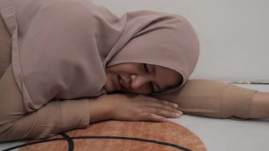 Üzgün Asyalı Müslüman kadın acı ve pişmanlık içinde ağlıyor, kötü haber duyma ya da çatışma kurbanı olma kavramı