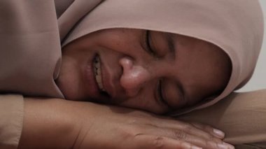 Üzgün Asyalı Müslüman kadın acı ve pişmanlık içinde ağlıyor, kötü haber duyma ya da çatışma kurbanı olma kavramı