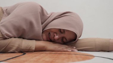 Üzgün Asyalı Müslüman kadın acı ve pişmanlık içinde ağlıyor, kötü haber duyma ya da çatışma kurbanı olma kavramı