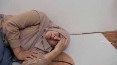 Üzgün Asyalı Müslüman kadın acı ve pişmanlık içinde ağlıyor, kötü haber duyma ya da çatışma kurbanı olma kavramı