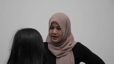 Öfkeli Asyalı Müslüman anne kızını azarlıyor, olumsuz duygu.