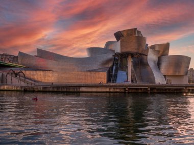 Guggenheim Müzesi Bilbao etkileyici gökyüzü ile suya yansıdı