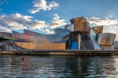 Guggenheim Müzesi Bilbao etkileyici gökyüzü ile suya yansıdı