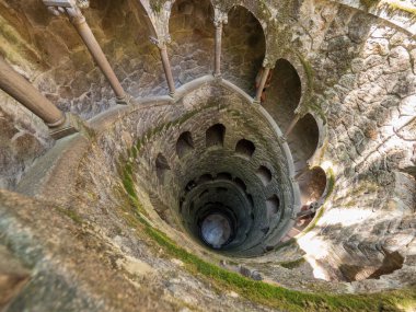 Lizbon-12 sokaklarında tipik tramvaylar dolaşıyordu.