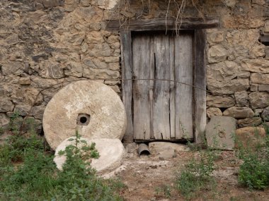 Bir dağ köyünün taş evleri.