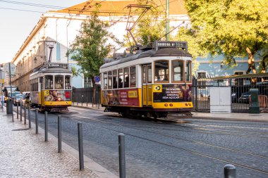 Lizbon sokaklarında dolaşan tipik tramvaylar