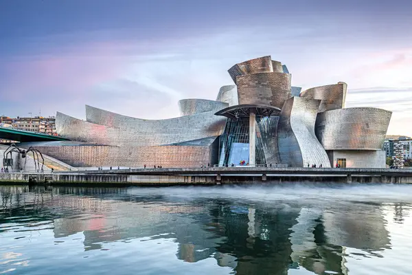 Guggenheim Müzesi Bilbao etkileyici gökyüzü ile suya yansıdı