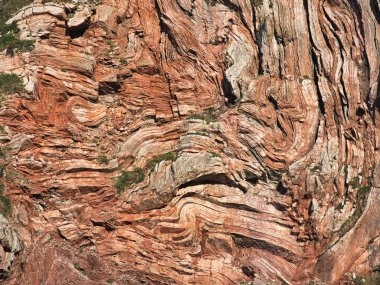 Katmanlı Jeolojik Kayalıklar ve Pürüzsüz Deniz - İspanya 'nın Asturias kentindeki sade su ve sis benzeri dalgalarla altın ışıkla aydınlatılmış çizgili bir kaya uçurumunun sersemletici etkisi.