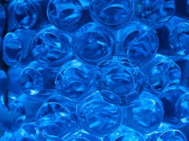 Soyut Mavi Toplar Su Doku Şablonu - Şeffaf mavi kürelerin yakın çekim makro görüntüsü, büyüleyici bir sıvı veya geleceksel doku yaratır. Özgeçmiş ve soyut tasarım için ideal.