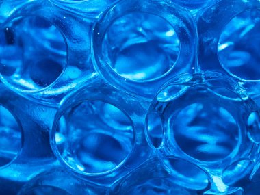 Soyut Mavi Toplar Su Doku Şablonu - Şeffaf mavi kürelerin yakın çekim makro görüntüsü, büyüleyici bir sıvı veya geleceksel doku yaratır. Özgeçmiş ve soyut tasarım için ideal.