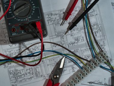 Elektronik İş Çoklu Sayaç Kabloları Zenith Görünümü - Kompleks elektronik şemalar üzerinde çoklu metre, terminal bloğu, makas ve kabloların yukarıdan aşağı görüntüsü. Elektrik mühendisliği, kurulum, onarım ve teknolojiyi temsil eder..