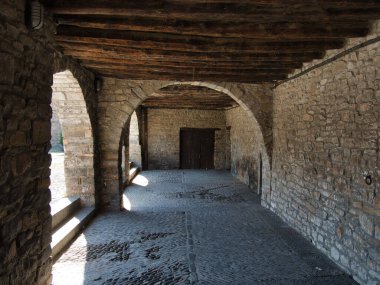 Tarihi Taş Kemer Yolu ve Çakıl Taşı Yolu - Taştan kemerli geleneksel mimari, ahşap bir tavan ve doğal ışık ile yıkanmış ahşap parke zemin.